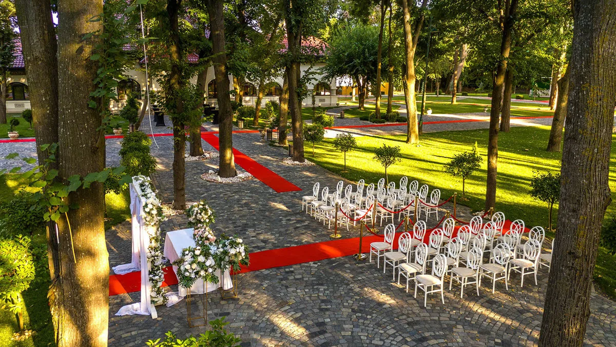 O gradină impecabilă, acompaniată de cântecul păsărilor